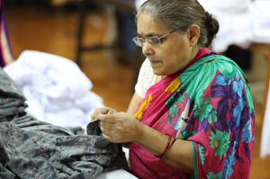 疫情不裁員！孟買組織保婦女工作 助無數家庭脫貧