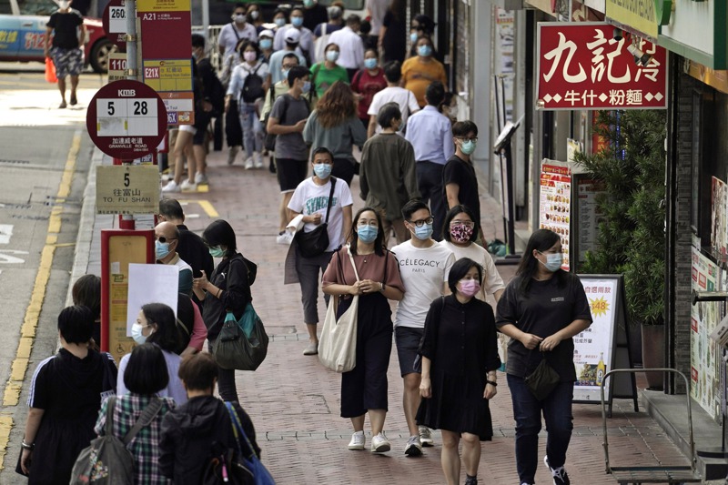 新加坡是亞洲最早選擇「與病毒共存」的國家，上月26日起解除大部分防疫規範。圖為新加坡街景。美聯社