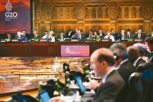 大陸國家主席習近平（後排右一）恢復實體外交出訪，圖為G20峰會在印尼峇里島舉行場景。歐新社
