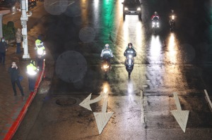 台北市忠孝西路終於在今年12月14日深夜11點開放機車夜間通行，當夜11點一到，機車族在警方指揮下進入忠孝西路。圖／聯合報系資料照片