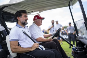 PGA Tour與LIV兩大高爾夫巡迴賽宣布合併震驚全球，也讓身為沙國最舉影響力官員之一的魯馬揚在高爾夫球界最精萃的房間有了一席之地。圖為美國前總統川普（右）與沙烏地阿拉伯主權財富基金「公共投資基金」總監魯馬揚（左）。紐約時報