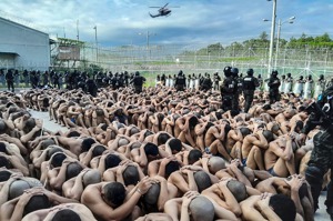 宏都拉斯軍事警察6月26日啟動了跨多個監獄的大規模掃蕩，清空監舍並強迫受刑人成排坐著，有些人被迫低頭，把雙手放在頸部。法新社