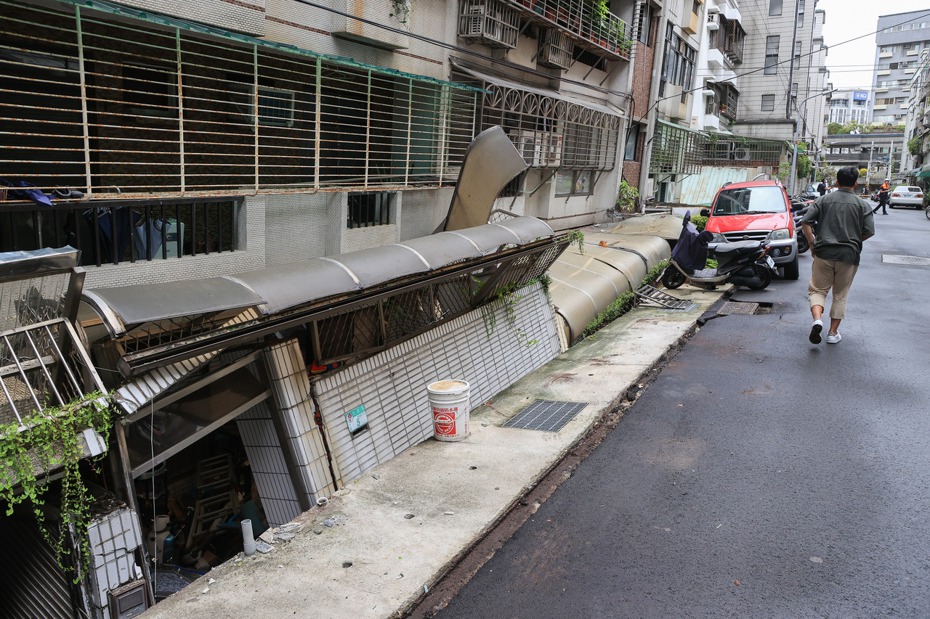 台北市大直街94巷周圍疑因建案工程，造成民宅傾斜、塌陷，許多住家大門前已塌陷變形。（記者余承翰／攝影）