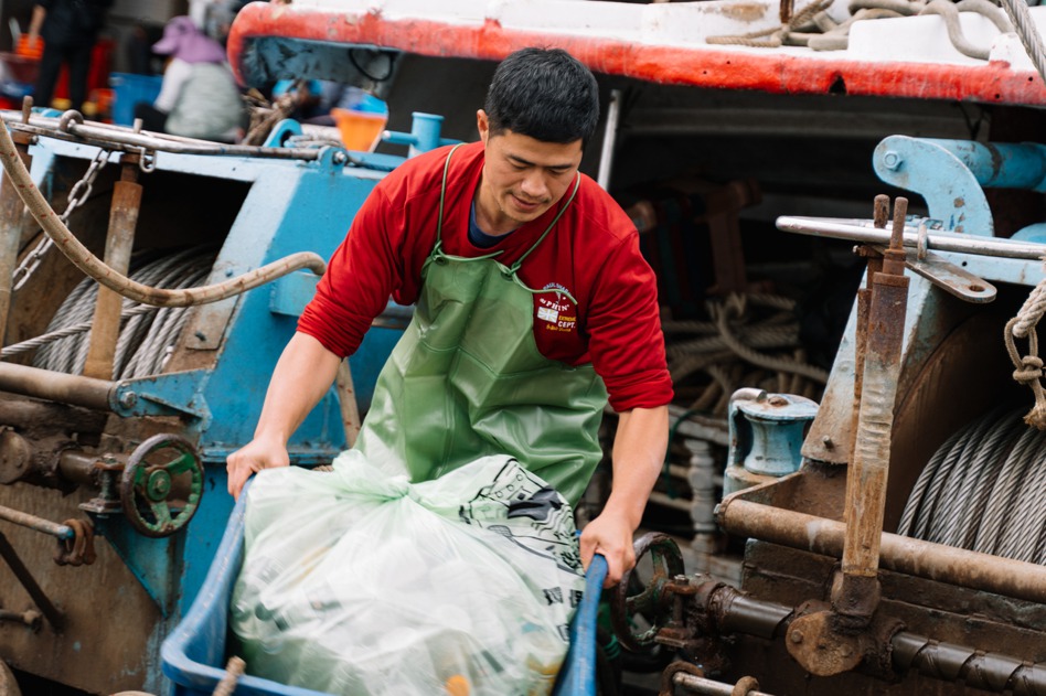 宜蘭大溪漁港的「阿洋船長」黃士洋，號召許多漁民捕撈海廢。 圖／Impact Hub Taipei 提供