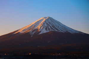 富士山攀登注意！山梨縣新規 禁單日登頂、需繳通行費