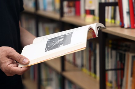 認知心理學家蔡志浩昨天在臉書發表一篇「獨立書店：逛與不逛的掙扎」，自述近年堅持不買書，盡量從公共圖書館借閱書籍。 記者林澔一／攝影