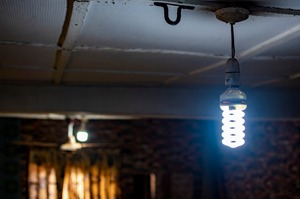 省電費不敢開燈…能源貧窮是什麼？如何對抗能源貧窮？