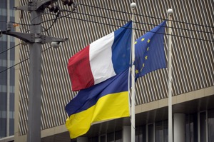法國駐北京大使館飄揚著法國與烏克蘭國旗以及歐盟旗幟。美聯社