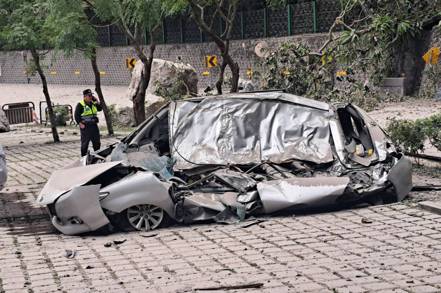 蘇花路廊匯德隧道前停車場，一輛汽車被地震震落的石頭砸中，1人當場死亡。圖／民眾提供
