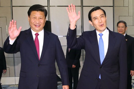 2015年馬習會過去已經9年，近日在北京是否有馬習二會，備受矚目。圖為2015年新加坡馬習會，馬英九（右）與習近平（左）進場前跟媒體記者揮手。圖／聯合報系資料照片