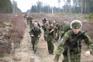 俄烏戰爭讓許多歐洲國家開始恢復或擴大徵兵，在愛沙尼亞，18歲以上男性都要服兵役，女性則採志願。路透
