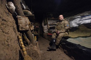 烏克蘭武裝部隊第28獨立機械化旅32歲軍官「奧丁」2023年因地雷爆炸失去小腿，現在又回到前線戰壕。路透