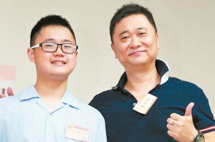 邰智源(右)以兒子邰靖為榮。 聯合報系資料庫