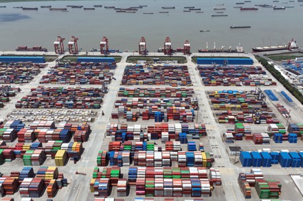 野村控股的經濟學家表示，中國大陸正在增加對亞洲的出口並減少進口。 中新社