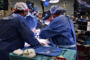 在馬里蘭大學醫學中心提供的照片中，醫療團隊正在為班奈特進行過去從未做過的手術，將一隻基改豬的心臟移植給他。法新社