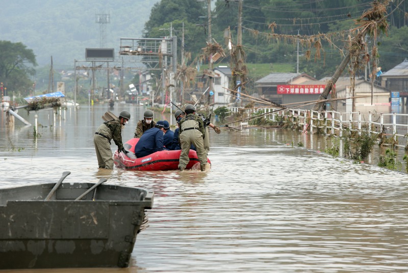 救難人員5日乘充氣艇趕赴熊本縣千壽園老人安養中心營救受困者。歐新社