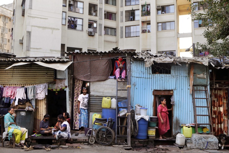 孟買達拉維貧民窟的房舍狹窄擁擠。美聯社