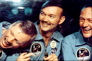1969年7月24日，阿波羅11號三位太空人順利從月球返航後在隔離艙內接受隔離。左起為阿姆斯壯、柯林斯、艾德林。美聯社