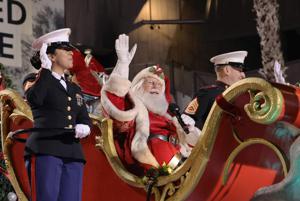 美國漫畫家納斯特創造出耶誕老人的第一個形象，圖為11月28日參加2021年第89屆好萊塢耶誕大遊行的職業耶誕老人康納漢。 法新社