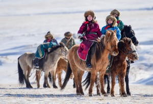 內蒙古錫林郭勒盟和錫林浩特市是蒙語教學衝突的焦點，錫林浩特蒙古族集中，錫林郭勒盟還有大量牧民過著傳統生活，圖為錫林浩特牧民們在雪原上馴馬。新華社