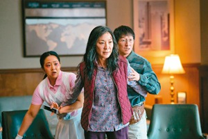 楊紫瓊（中）和關繼威（右）、史蒂芬妮許在《媽的多重宇宙》中扮一家人，該片中文字幕翻譯近來引起批評。圖／双喜電影提供