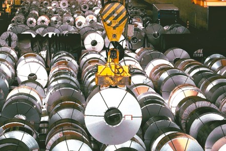 中鋼開出6月盤價，熱冷軋等大宗底材每公噸大跌2,000元，為近十個月最大跌勢。（本報系資料庫）