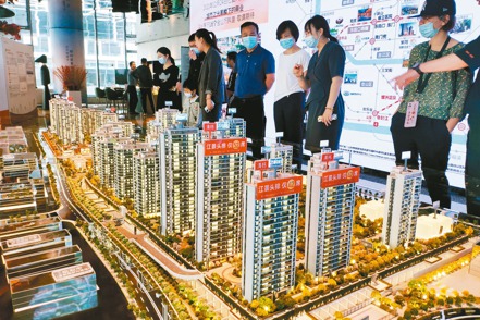 為避免建商資金鏈斷裂，江蘇已有多地允許建商大幅降價求售。 （中新社）
