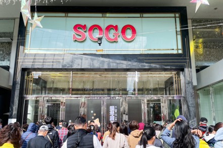 新竹SOGO週年慶11月30日開打，還沒開店已有大批民眾在1樓中央路正大門外排隊。 圖/SOGO提供