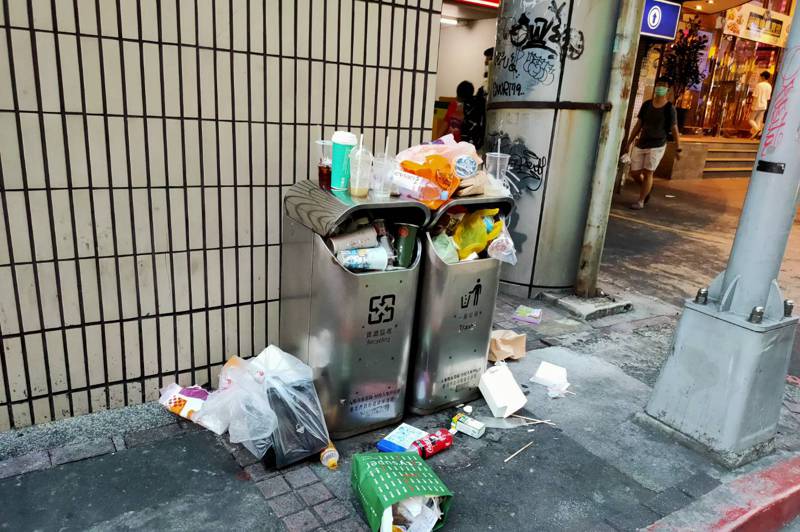 垃圾桶設在街頭，方便行人丟垃圾，也可能妨礙行人通行。圖／潘懷宗提供