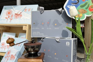 雲林縣農會推出滴雞精、精品咖啡禮盒，讓消費市場驚豔。記者陳雅玲／攝影