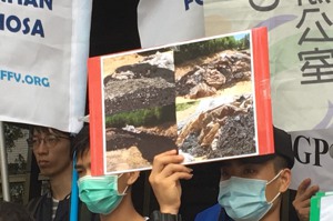 台塑越南河靜鋼鐵廠汙染海洋，受害者曾跨海提訴訟，並在台灣環境法律人協會等多個團體陪同下，齊集台塑總公司大門口抗議台塑越鋼汙染。圖／聯合報系資料照片