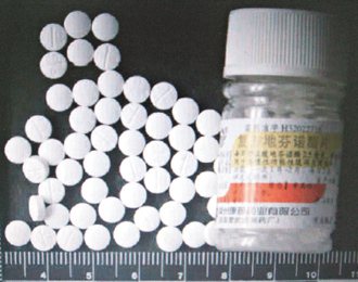 刑事警察局指出，大陸合法胃腸藥「複方地芬諾酯片」內含「狄芬諾西萊」成分，但該成分仍是台灣的二級毒品。（記者廖炳棋／翻攝）