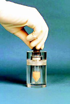 同位素釔90微球體（如罐中），是從原子爐提煉的放射性元素，只有加拿大和澳洲生產。（圖片提供／台北榮總）