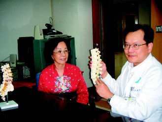 署彰院長邵國寧為75歲的陳鄭燕進行脊椎整形手術，解決困擾她4年多的痠痛問題。（記者陳威廷／攝影）