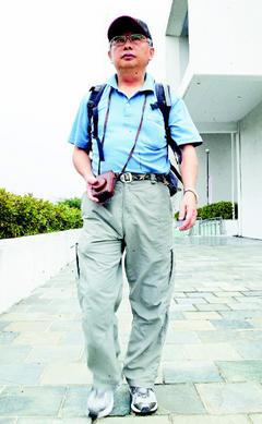 有人徒步環島、自行車長征，57歲的黃明仁目標行走台灣357個鄉鎮市區，卻不當「苦行僧」。他要適性的走、有目標的玩。（記者趙文彬／攝影）
