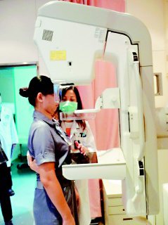 彰化基督教醫院雲林分院引進數位乳房X光機，可提高乳癌篩檢的精確度。（記者李鋅銅／攝影）