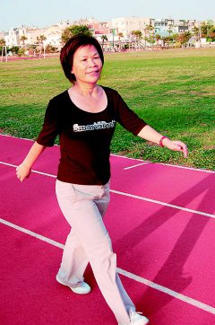 呂秋薇靠著意志力，每天健走、跑步抗癌。（記者林宛諭／攝影）