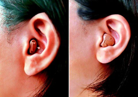 左：耳道型：比深耳道型略大，置於耳道內，外觀看得見；適用廣泛的聽損患者。<br>右：耳內型：塞在耳內，外觀看得見；適用廣泛的聽損患者。（攝影／鄭超文）