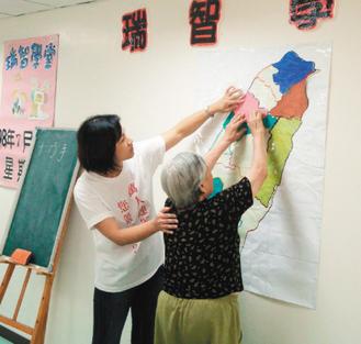 睿智學園輔導員教失智長輩拼台灣地圖、做手工藝靈活十指。（圖／彰基提供）