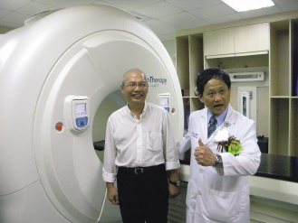 牧師羅順定（左）抗癌17年，最近將接受最新螺旋刀放射治療儀器治療，雙和醫院副院長賴允亮（右）豎起大拇指，稱讚羅是生命勇士。 記者沈旭凱／攝影