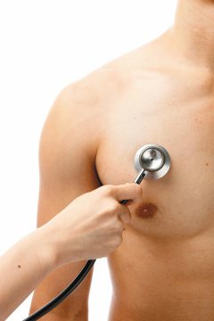 不少男性胸前偉大，但男人有「波」，外觀有損男子氣概，醫師更提醒，男性女乳可能有潛在疾病疑慮，縮乳手術不是根本解決之道，應該找出原因，對症治療。 記者陳立凱／攝影