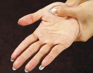 多按揉大拇指第一掌骨凸起的肌肉處，可保健腸胃。
