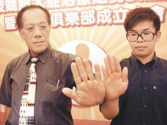 AMG俱樂部會長吳文豐(左)是肢端肥大症患者，患者的手掌會比一般人(右)大1.5到2倍。