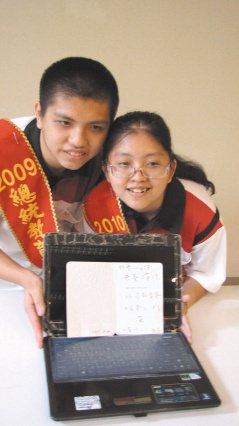 總統教育獎得主謝安琪（右）昨天在中國醫藥大學附設醫院，與醫護人員，一起過她廿歲生日。 記者張弘昌／攝影