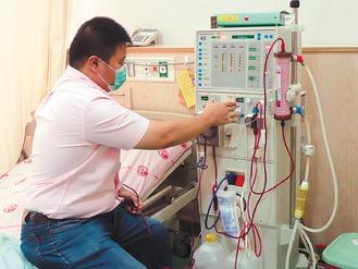 中國醫藥大學附設醫院腎臟醫學中心，首度推廣病人到醫院自行操作洗腎機具，延長洗腎時間，幫病友追求更好的生活品質。 記者張弘昌／攝影