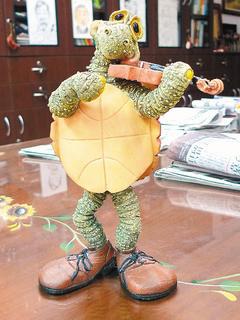 「我會拉小提琴哦！」這是黃國慶的烏龜世界之一。
記者翁禎霞／攝影