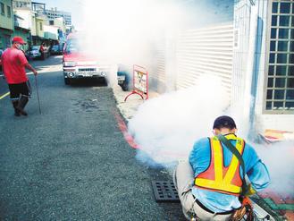 台南市中西區銀同里出現今年首例本土登革熱病例，防疫人員展開噴藥除蚊。 圖／台南市衛生局提供