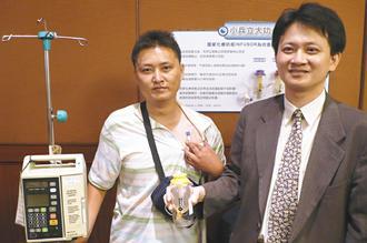採用居家化療奶瓶的王先生(左)。 記者陳宏瑞／攝影