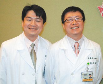 施耀明（右）、施瑞明兄弟都是心臟外科醫生，他們覺得跟死神搏鬥救回生命，很有成就感。 記者張源銘／攝影