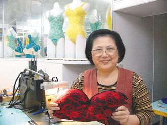 製作傳統胸罩與束腹近半世紀老店老闆娘說，現在生意忙得不可開交。 本報資料照片